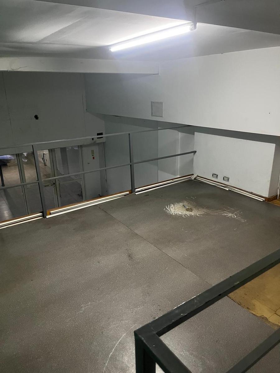Local en con Oficinas en Zona Comercial 5