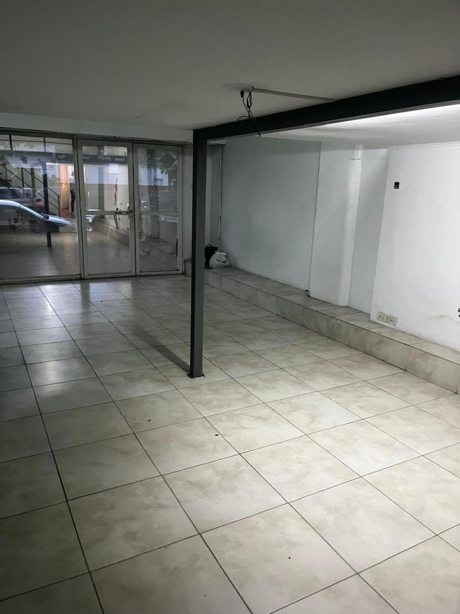 Local en con Oficinas en Zona Comercial 5
