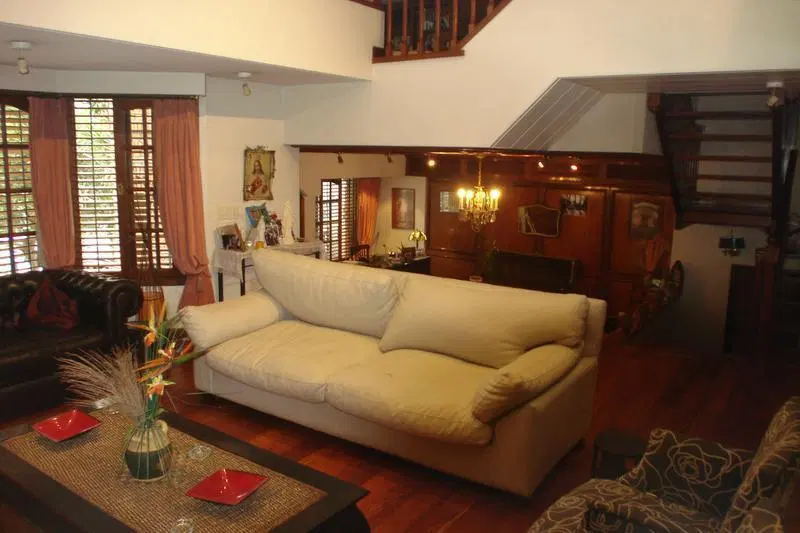 Excelente residencia - en Belgrano R- ideal uso familiar o embajada-jardín y piscina. 5