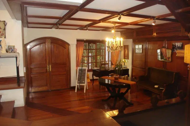 Excelente residencia - en Belgrano R- ideal uso familiar o embajada-jardín y piscina. 3