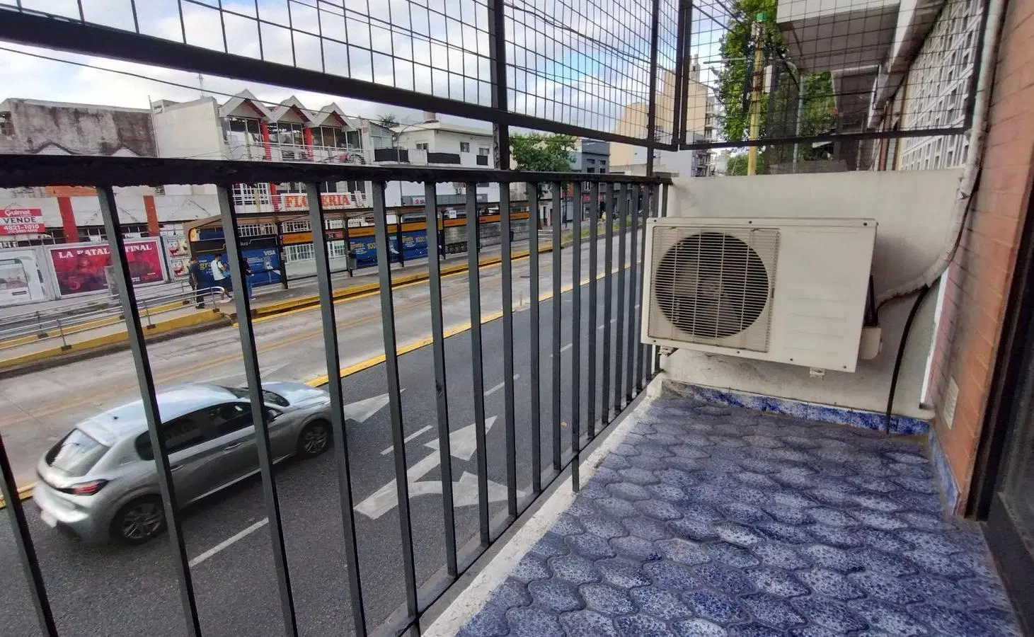 Departamento dos ambientes al frente con balcón 5