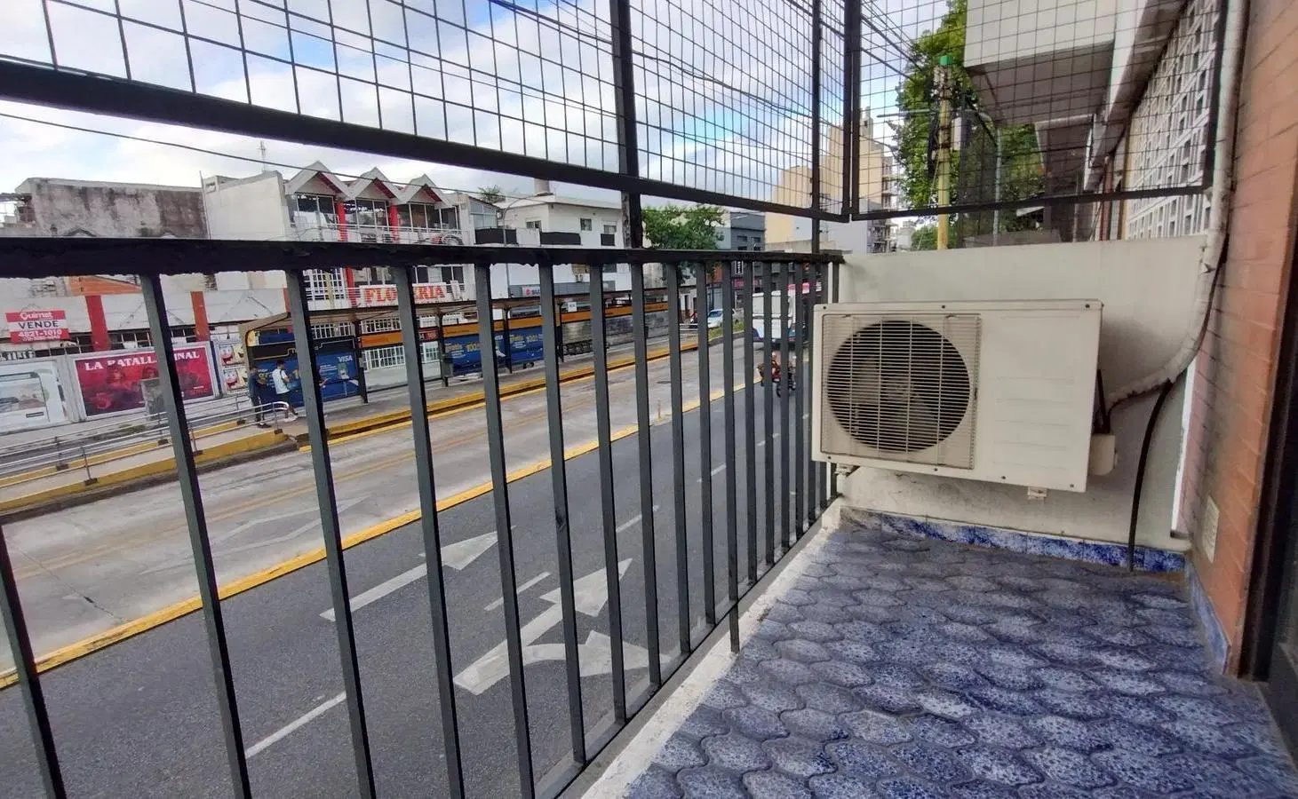Departamento dos ambientes al frente con balcón 3