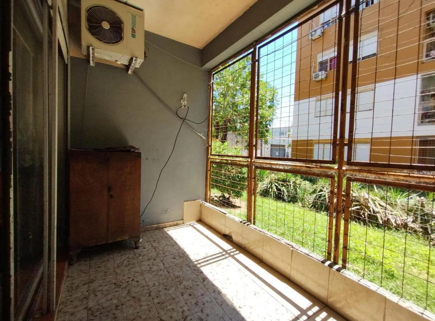 Venta amplio 4 ambientes c/balcón PB en Pompeya 3