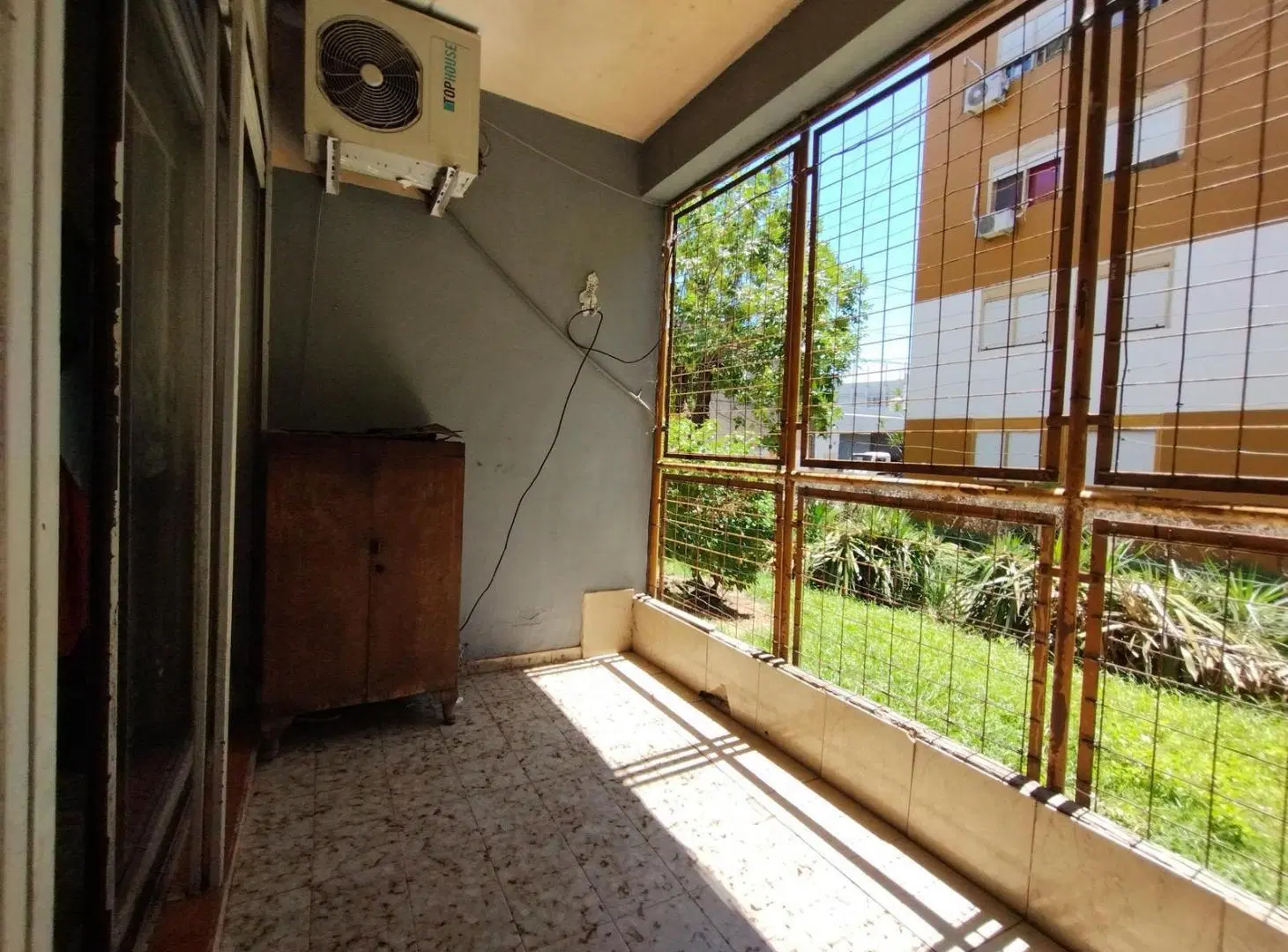 Venta amplio 4 ambientes c/balcón PB en Pompeya 5