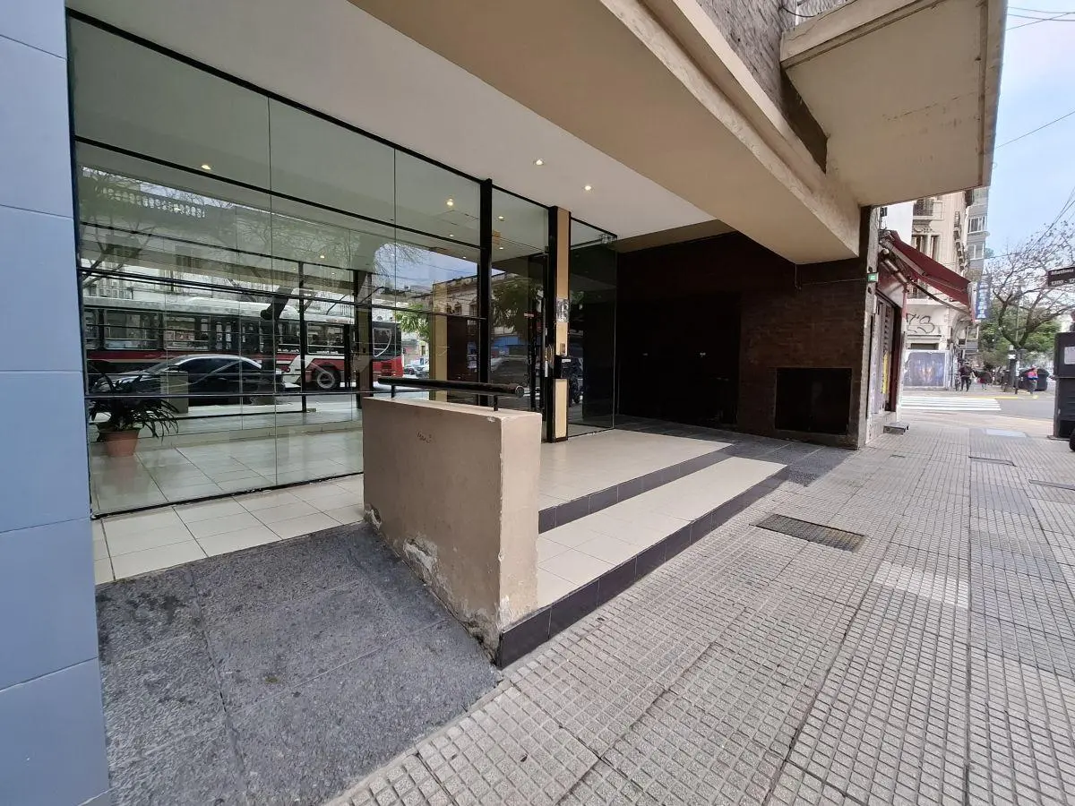 2 amb. c/balcón y cochera - Av. San Juan al 2300 2