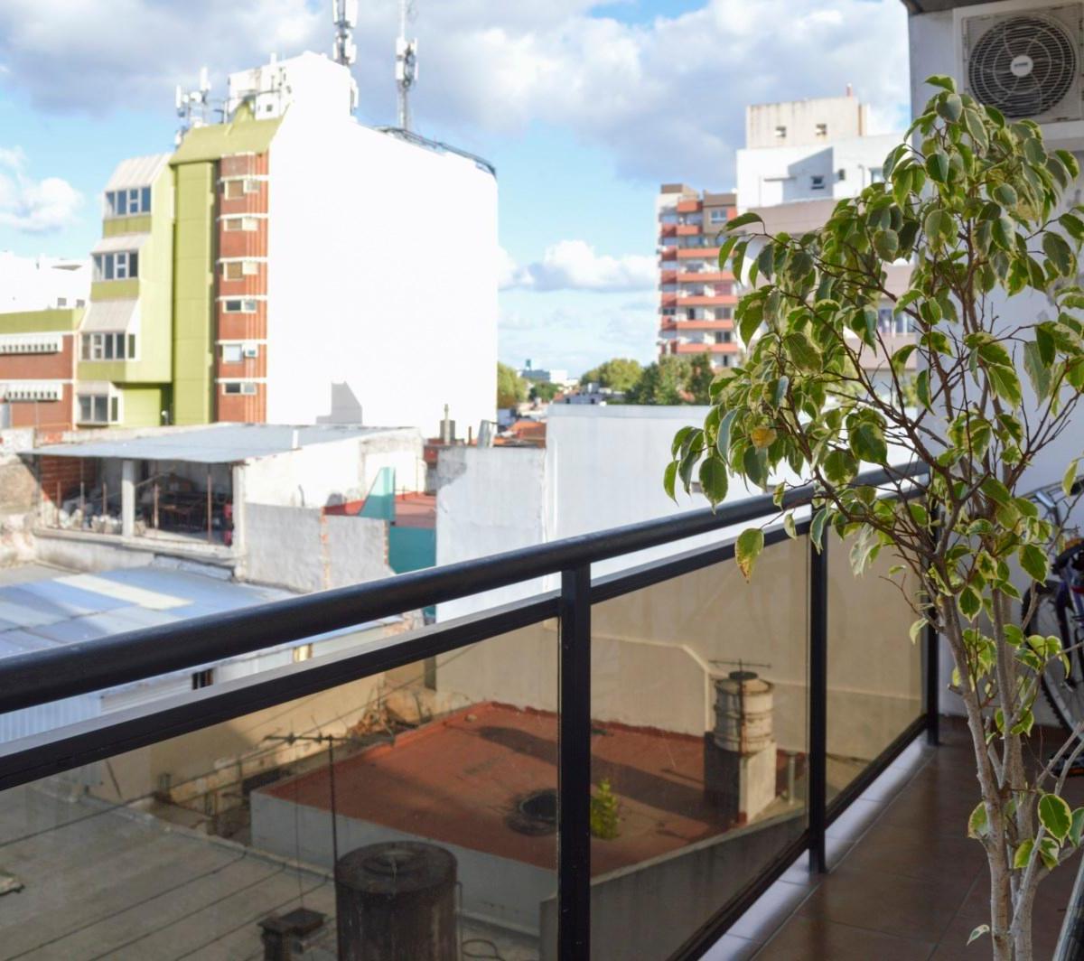 Excelente Departamento 2 Amb con Cochera en Venta con Renta. Liniers 3