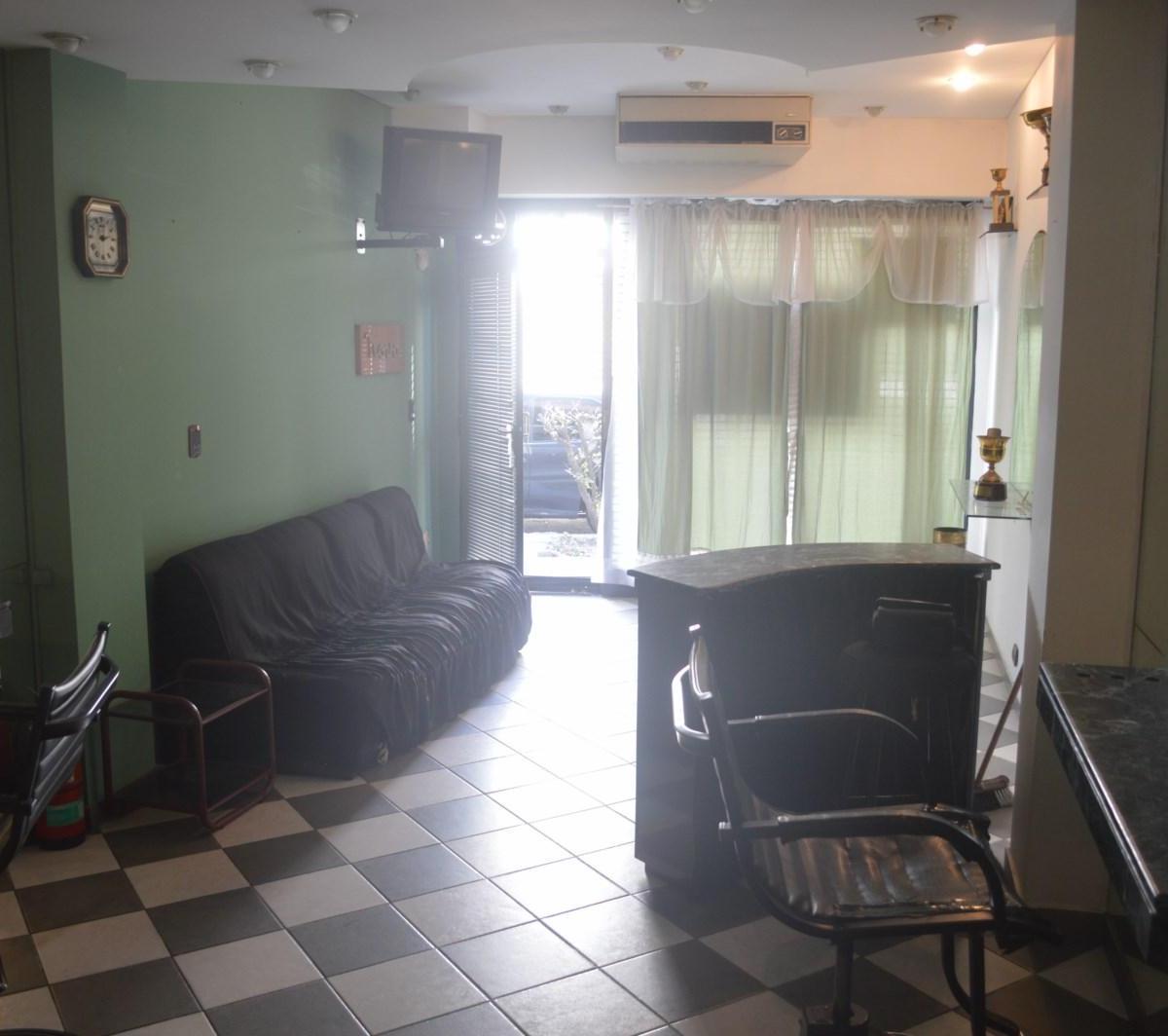 Foto de LOCAL EN VENTA CON RENTA ZONA DE LINIERS-IDEAL TODO DESTINO, imagen 2