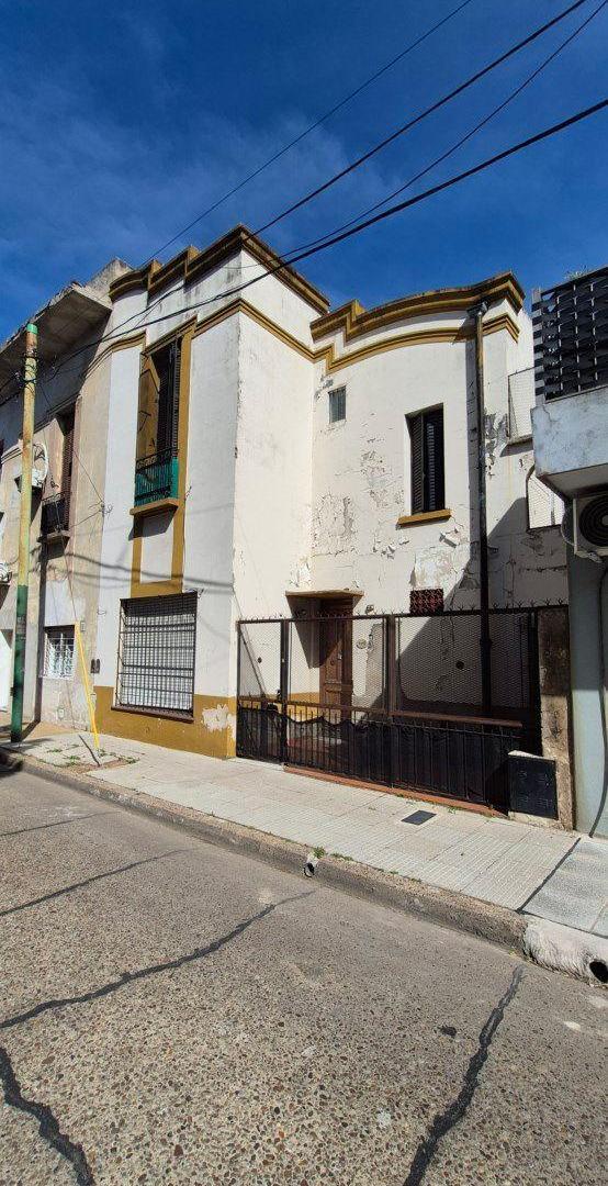 Foto de CASA EX MUNICIPAL EN VENTA- 4 AMBIENTES CON PATIO- LINIERS, imagen 2