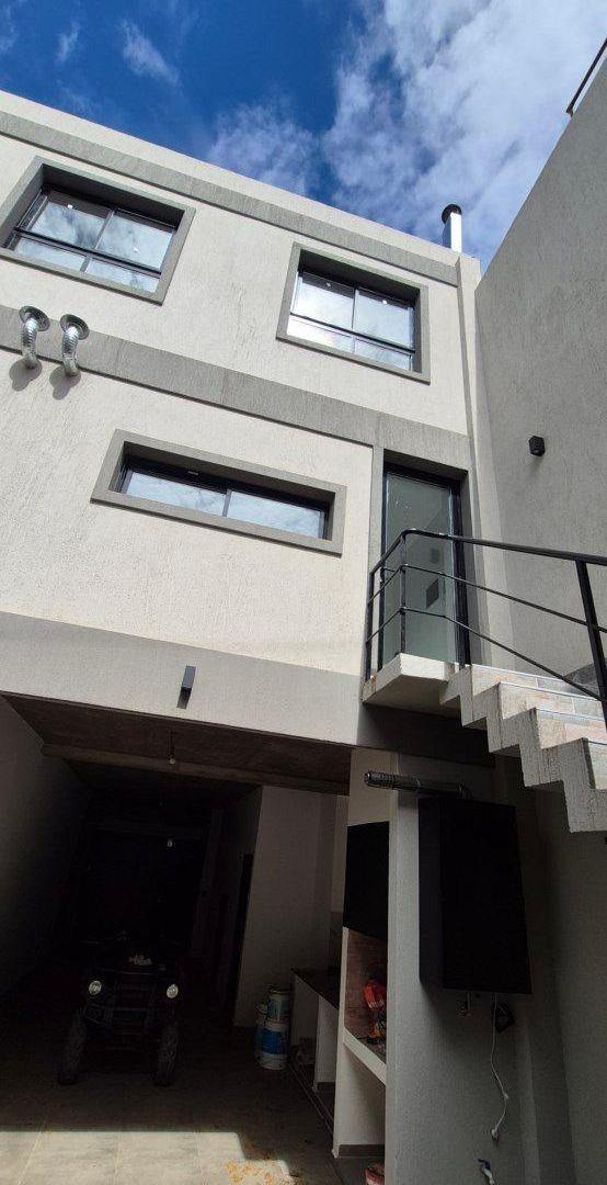 Foto de DUPLEX EN VENTA 4 AMBIENTES CON COCHERA 2/3 AUTOS- MATADEROS, imagen 4