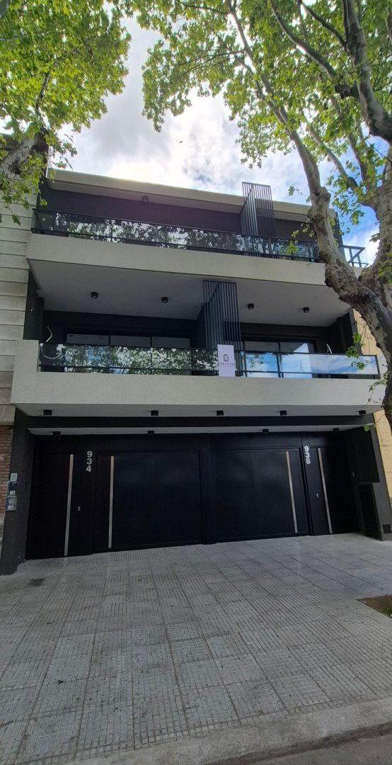 Foto de DUPLEX EN VENTA 4 AMBIENTES CON COCHERA 2/3 AUTOS- MATADEROS, imagen 1