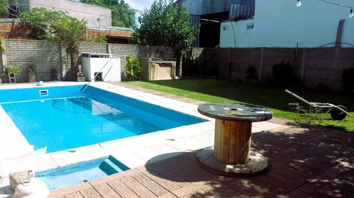 En Venta Casa 2 Dorm., Local Com, Piscina. 4