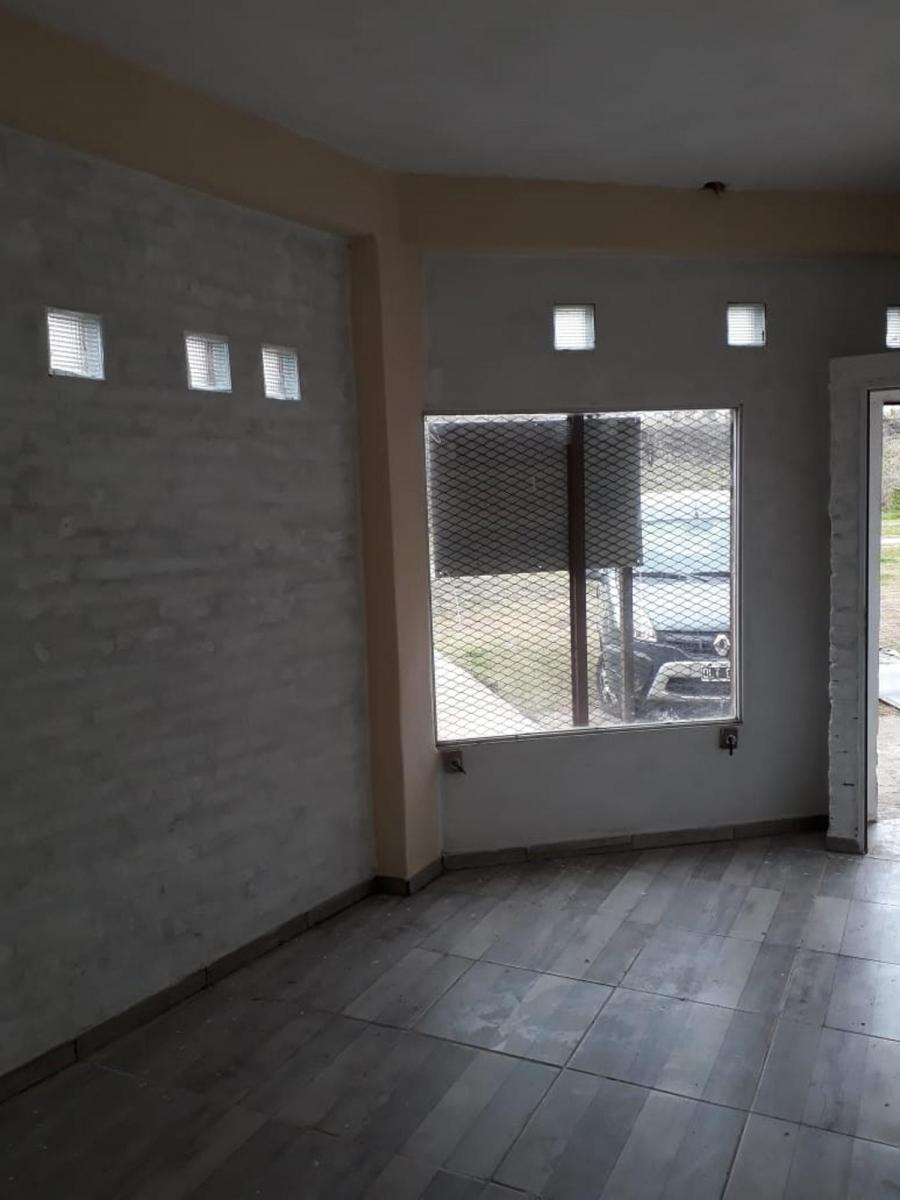 En Venta Casa 2 Dorm., Local Com, Piscina. 1