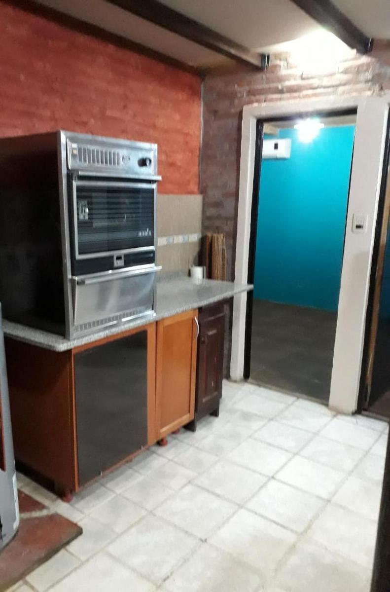 En Venta Casa 2 Dorm., Local Com, Piscina. 3