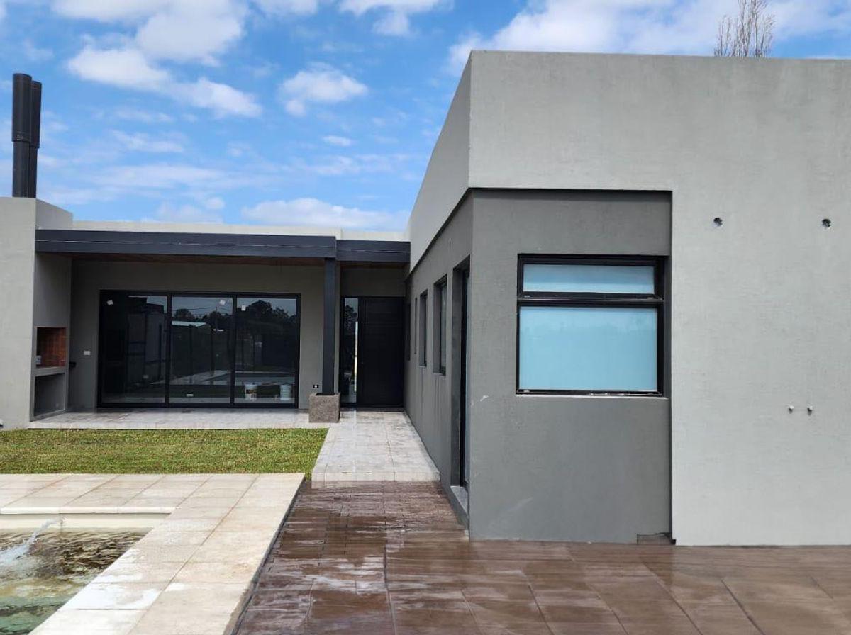 Venta Casa Tres Dorm. con Pileta Ibarlucea 5