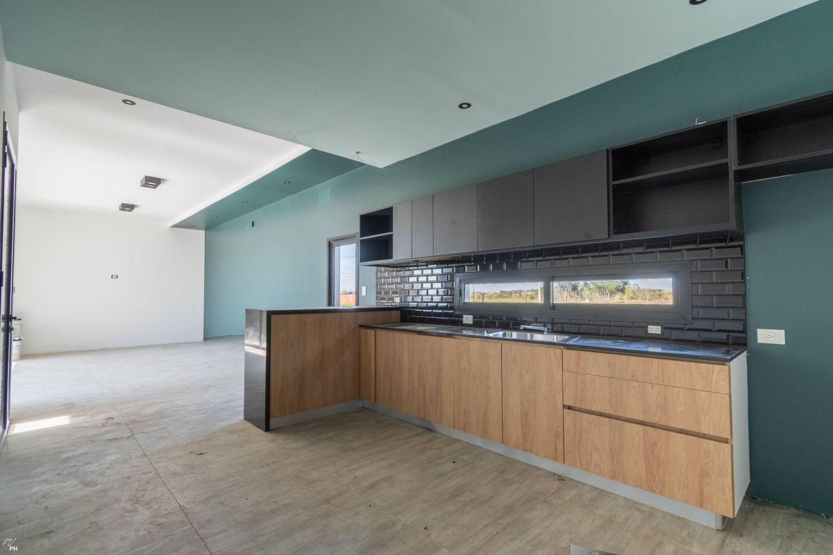 Venta Casa Tres Dorm. con Pileta Ibarlucea 4