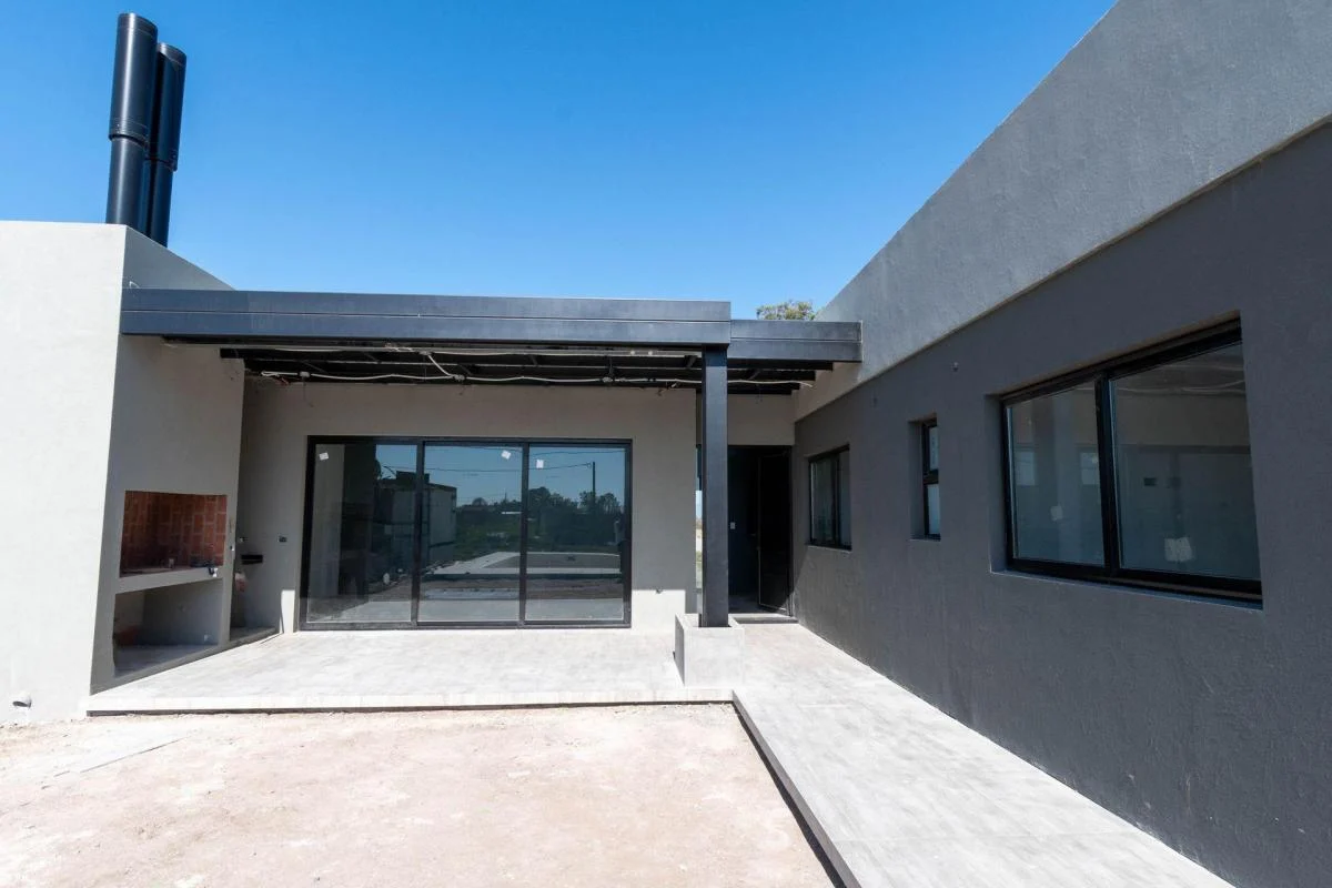 Venta Casa Tres Dorm. con Pileta Ibarlucea 1