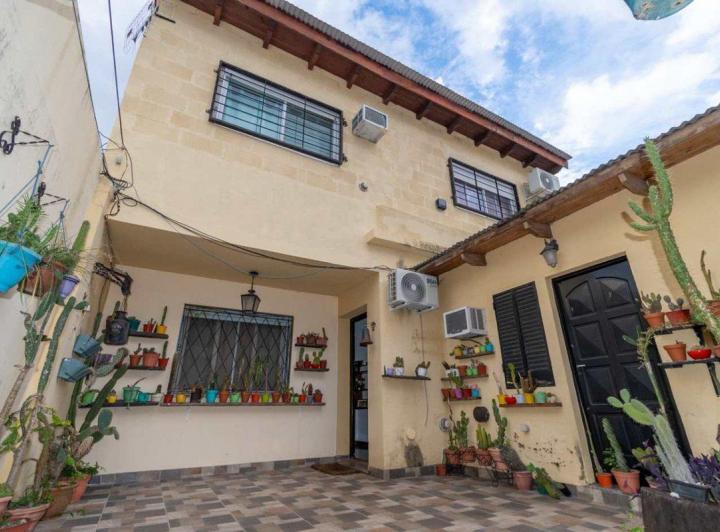 CASA EN VENTA DE 3 DORM + COMODIN BARRIO ALBERDI 5