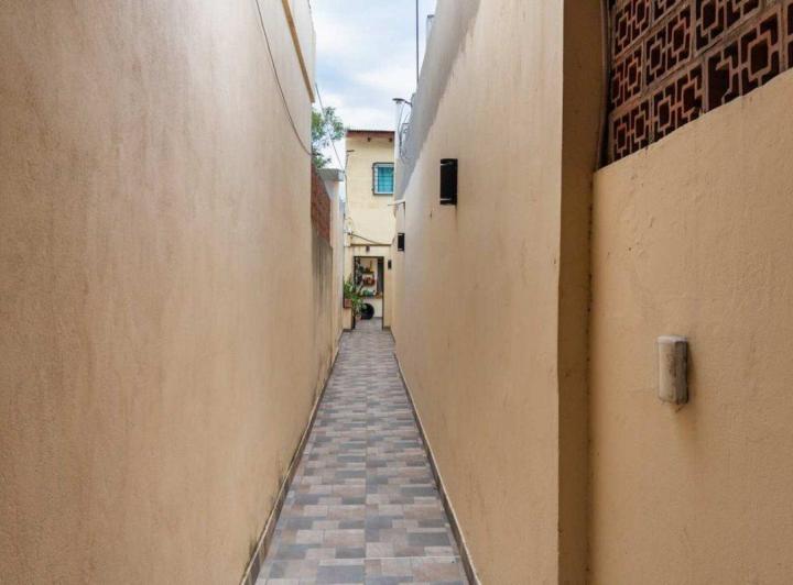 CASA EN VENTA DE 3 DORM + COMODIN BARRIO ALBERDI 2