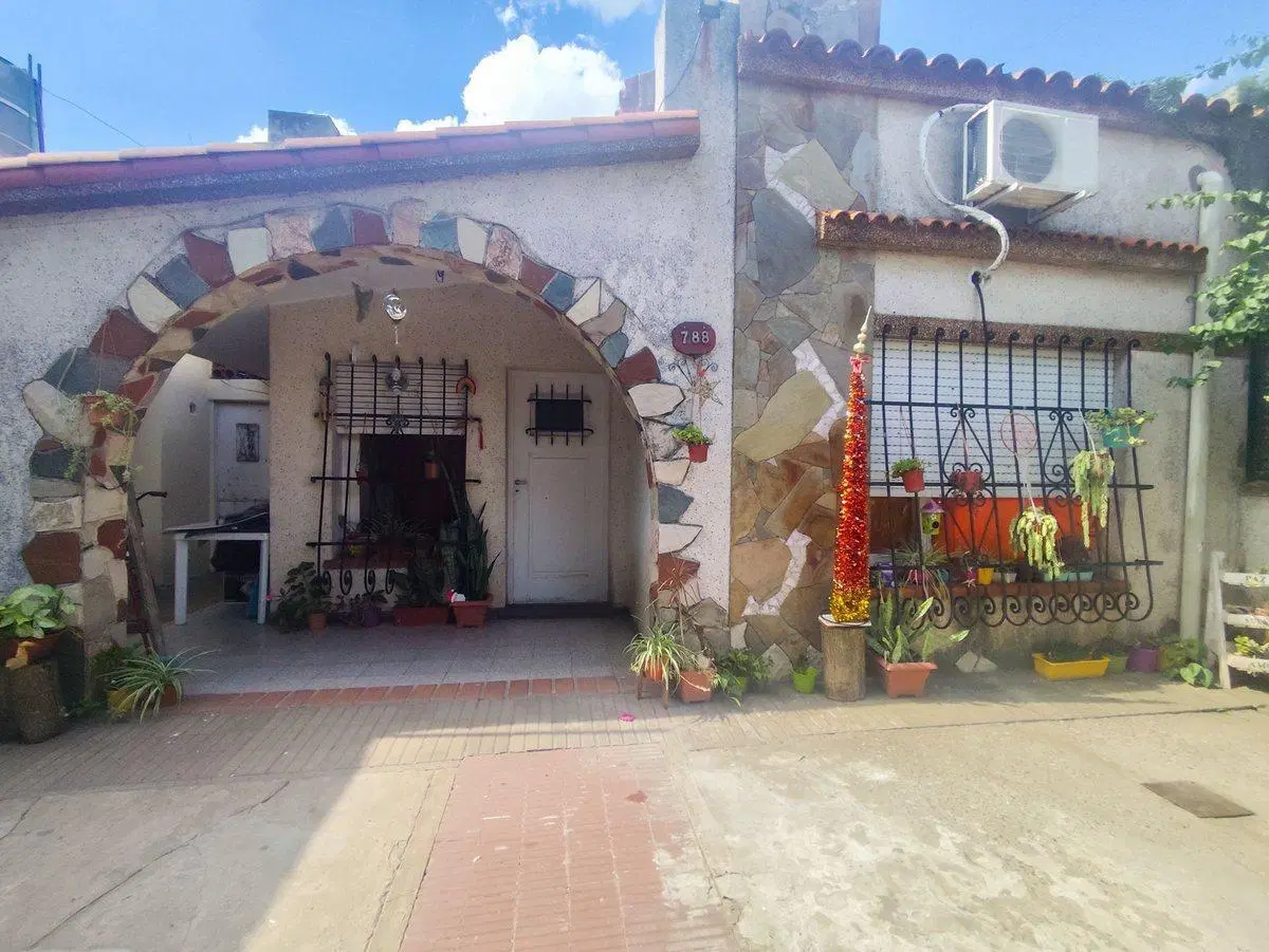 CASA A LA VENTA 20 DE JUNIO ESQUINA BELGRANO VG.G. 3