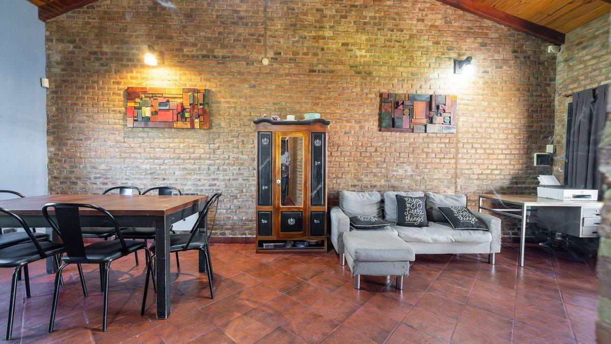 VENTA CASA 3 DORMITORIOS, COCHERA, PATIO Y LOCAL