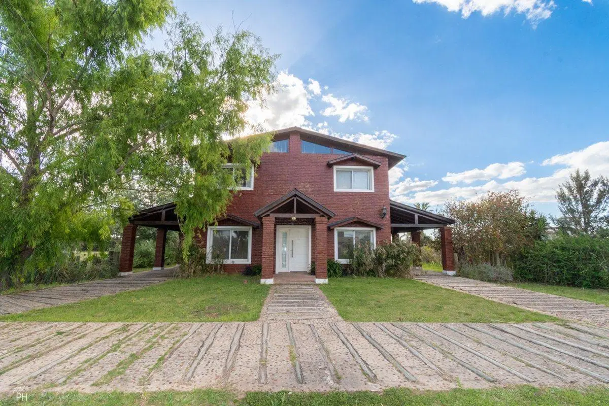 VENTA CASA 5 DORMITORIOS COCHERA, PARQUE Y PILETA 2