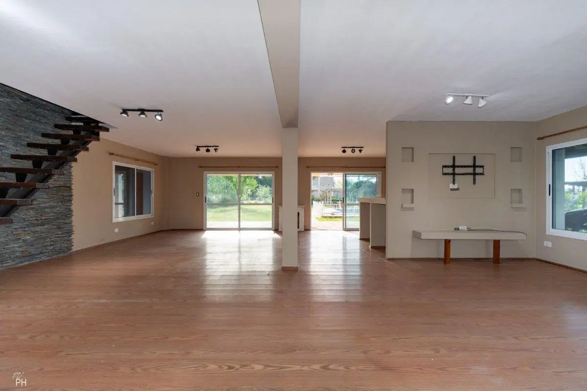 VENTA CASA 5 DORMITORIOS COCHERA, PARQUE Y PILETA 5