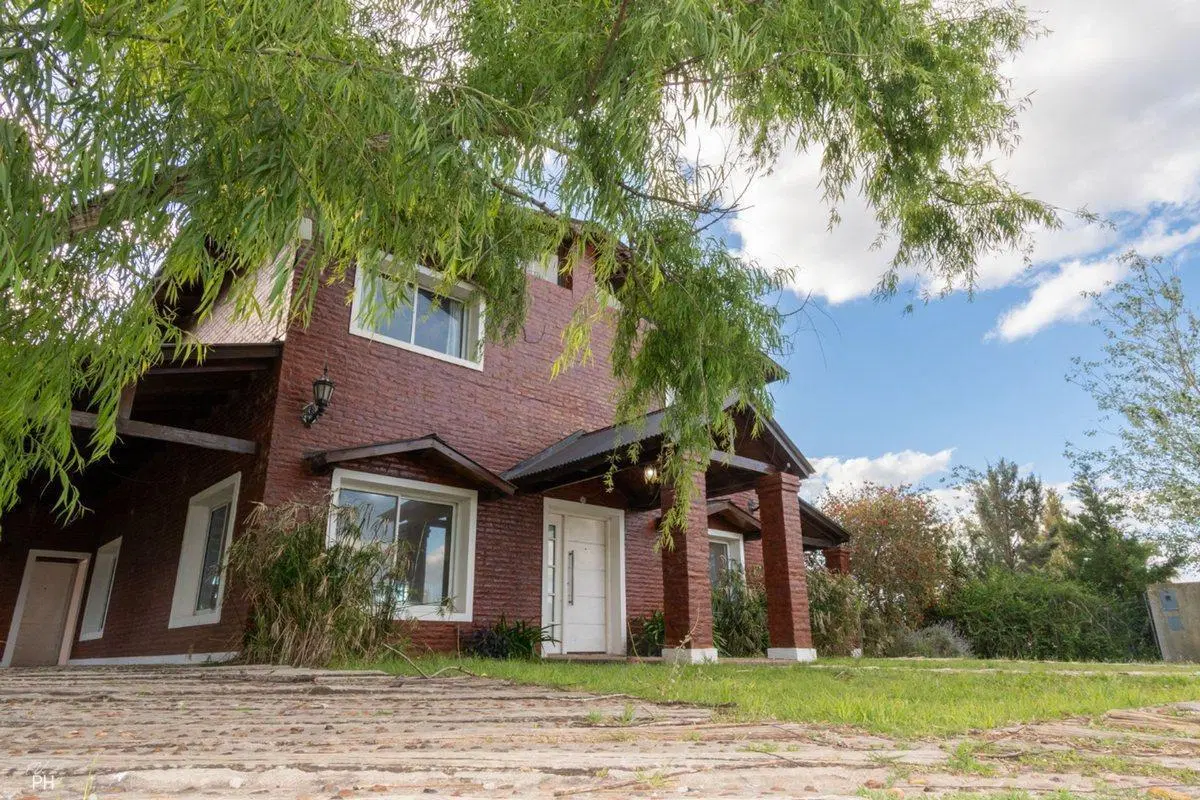 VENTA CASA 5 DORMITORIOS COCHERA, PARQUE Y PILETA 4
