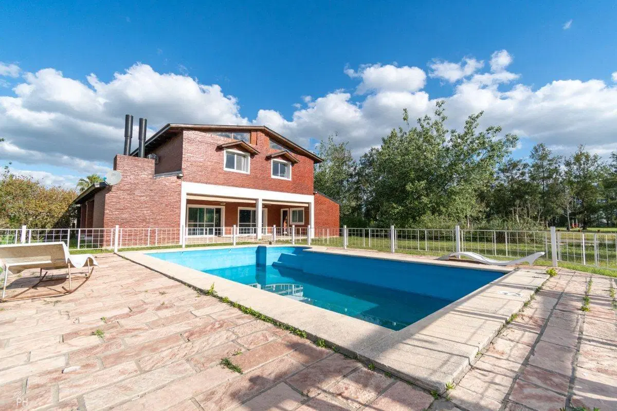 VENTA CASA 5 DORMITORIOS COCHERA, PARQUE Y PILETA 3