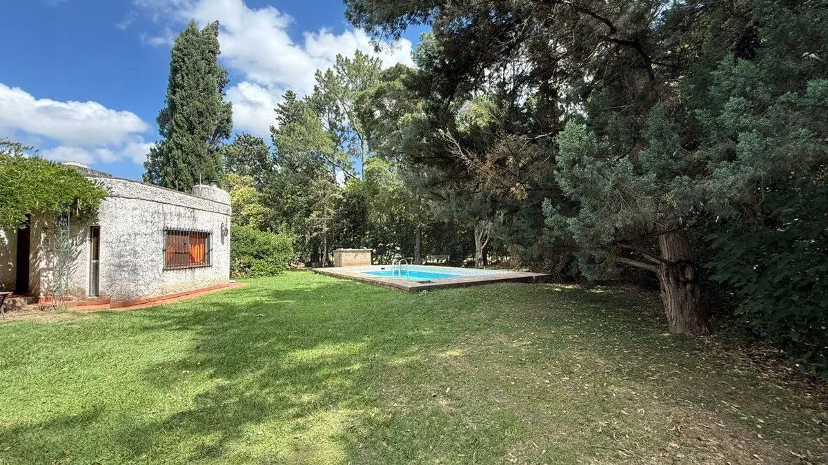 Casa Venta en Oliveros con amplio parque y pileta 5
