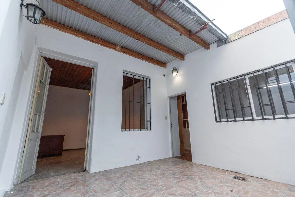 CASA PASILLO EN VENTA 2 DORM CON PATIO B.REFINERIA 5