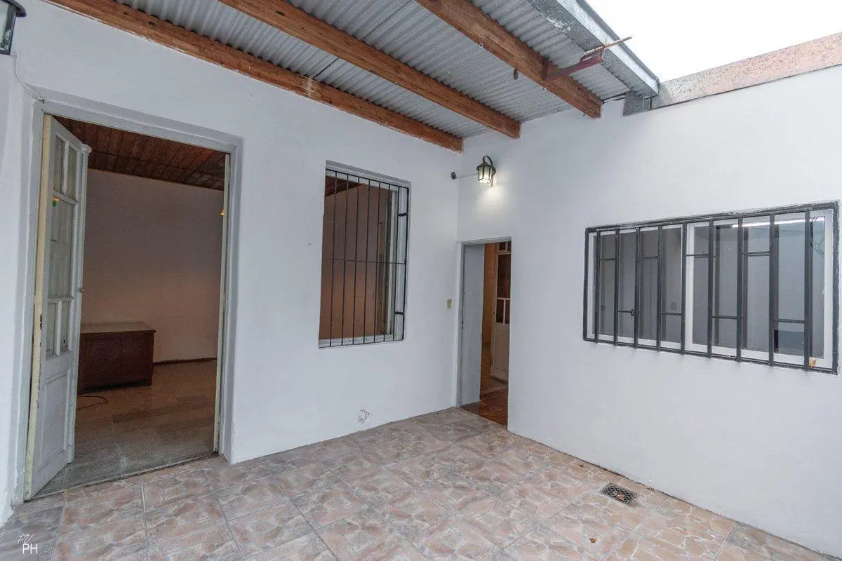 CASA PASILLO EN VENTA 2 DORM CON PATIO B.REFINERIA 2