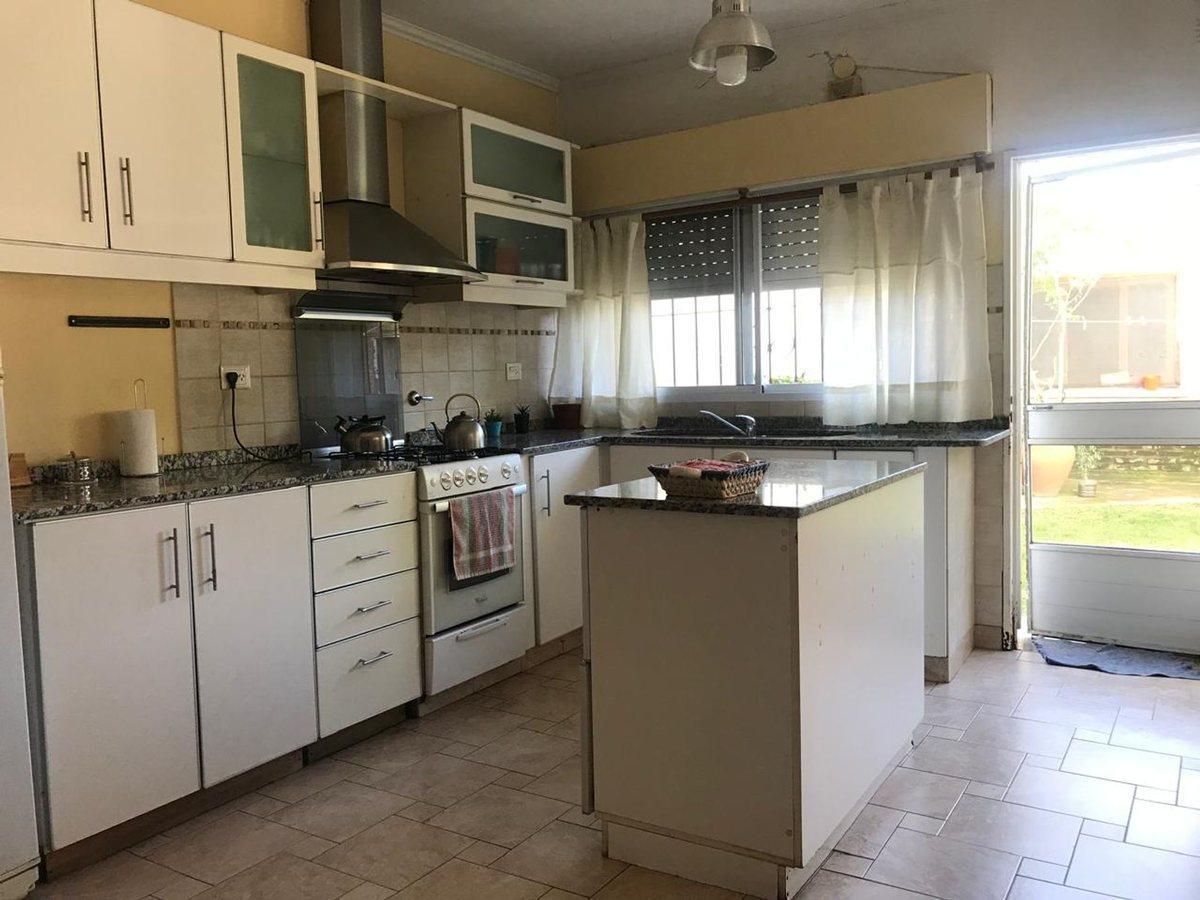 VENTA CASA CUATRO DORMITORIOS BARRIO LAS DELICIAS.