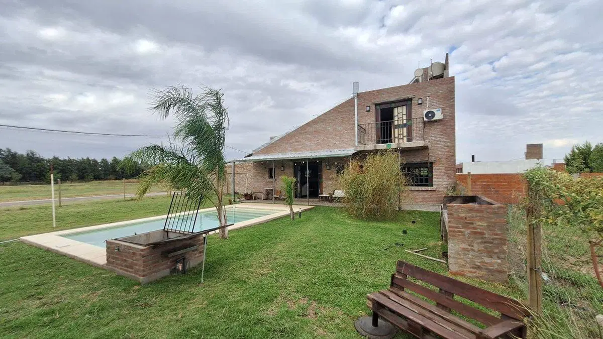 CASA CON PARQUE Y PILETA FINCAS DE IBARLUCEA 2