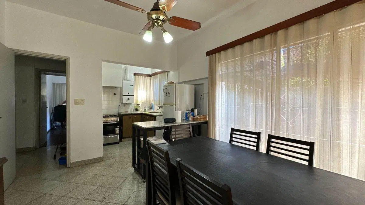 EN VENTA CASA DE 2 DORMITORIOS ALBERDI 3