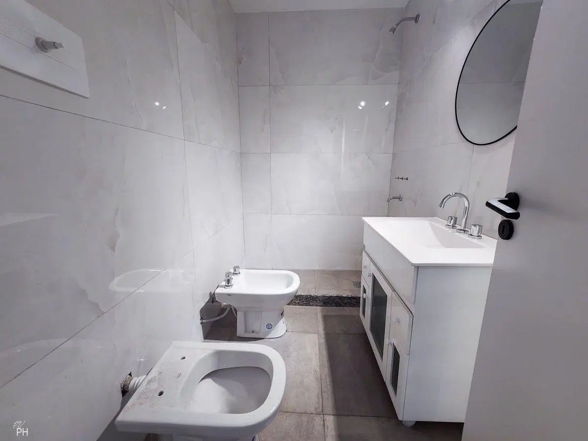 VENTA CASA 3 DORMITORIOS PLANTA ALTA ABASTO 5