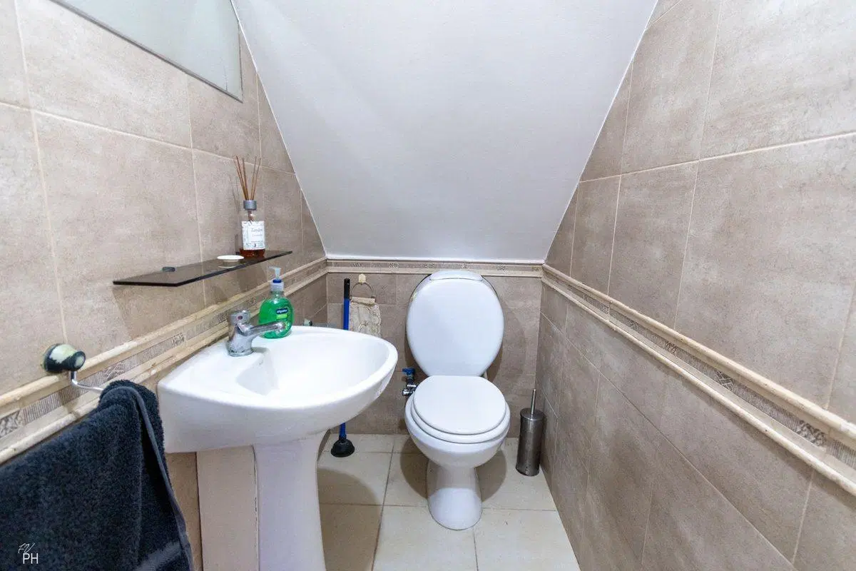 CASA EN VENTA 4 DORMITORIOS, PILETA Y COCHERA 4