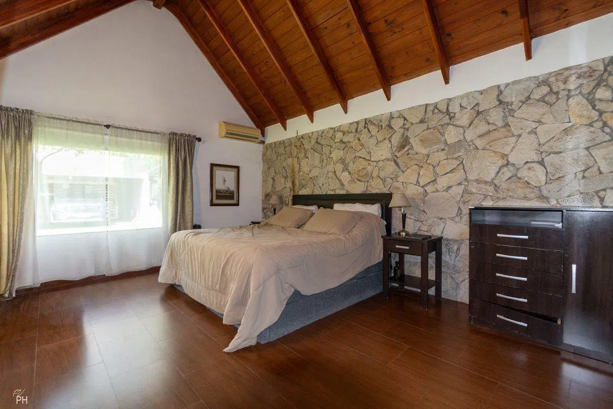 CASA EN VENTA 4 DORMITORIOS, PILETA Y COCHERA 5