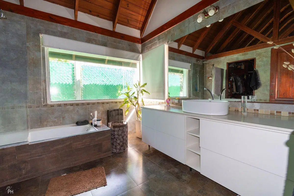 CASA EN VENTA 4 DORMITORIOS, PILETA Y COCHERA 2