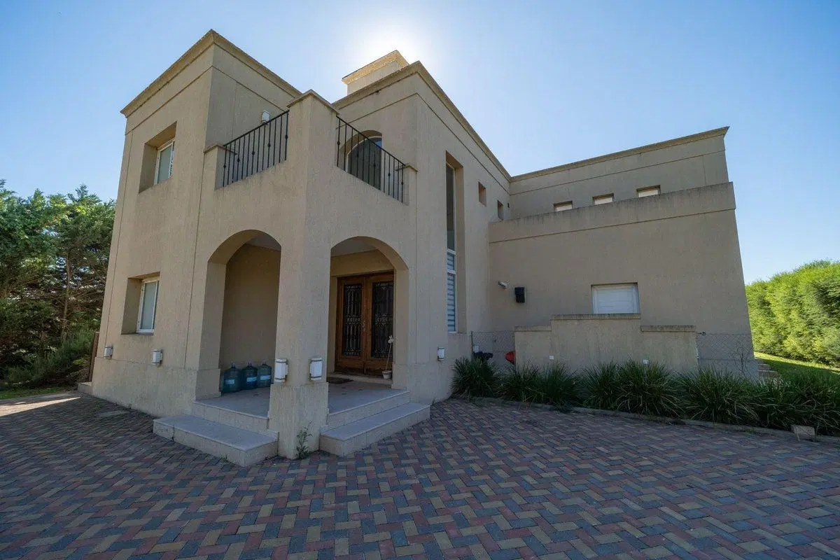 CASA EN VENTA 3 DORMITORIOS PUERTO ROLDÁN 2