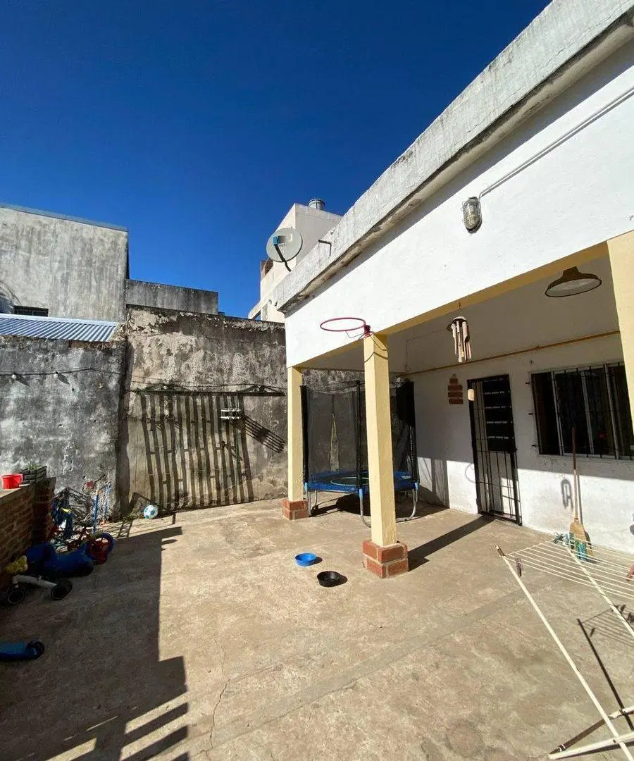 CASA EN VENTA 2 DORMITORIOS. 2 COCHERAS. PILETA 4