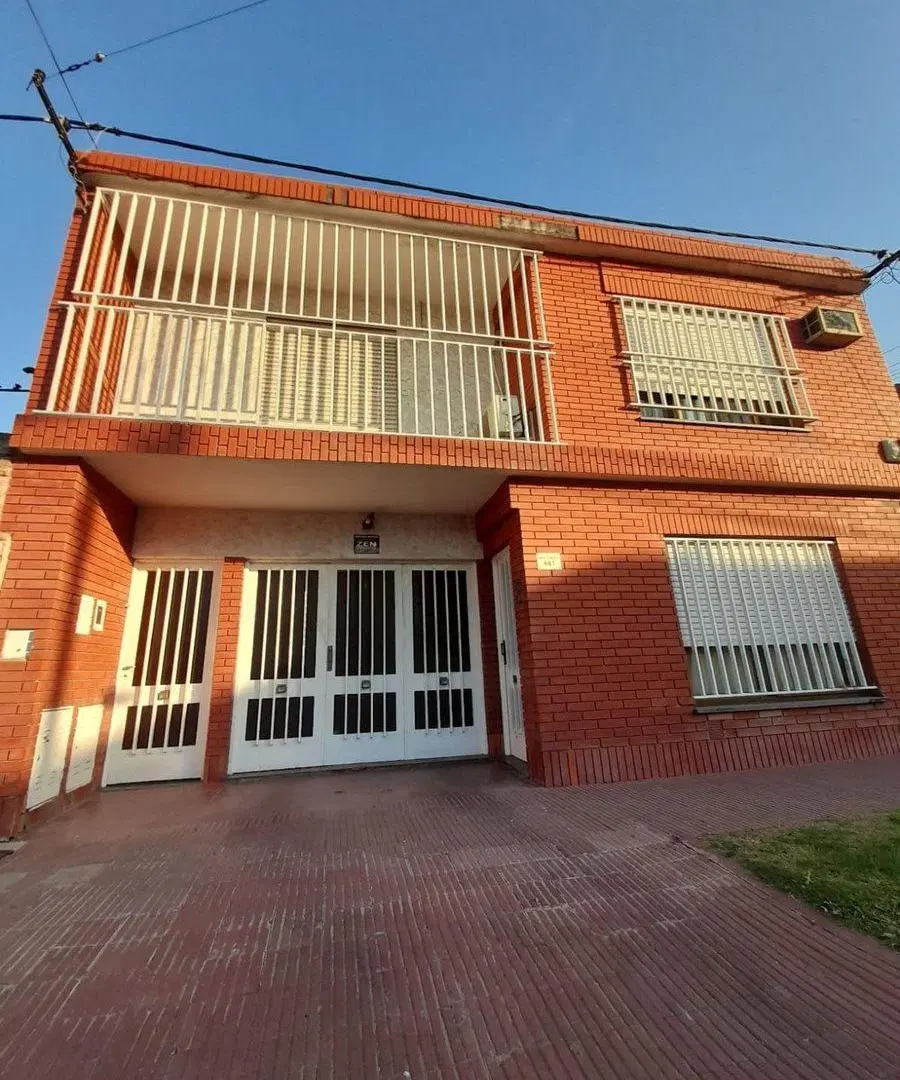 Venta casa 3 dormitorios c/cochera - Apta Credito 2