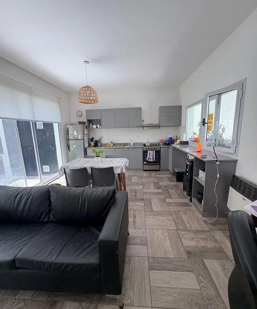 VENTA CASA DE PASILLO, DOS DORMITORIO, B° LA SEXTA 3