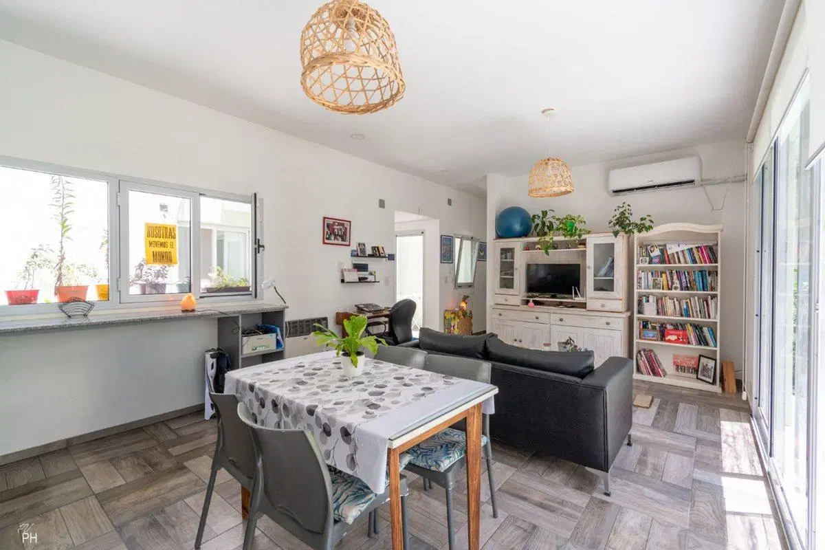 VENTA CASA DE PASILLO, DOS DORMITORIO, B° LA SEXTA 5