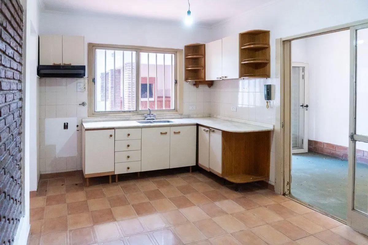 CASA EN VENTA TRES DORMITORIOS COCHERA AZCUENAGA 5