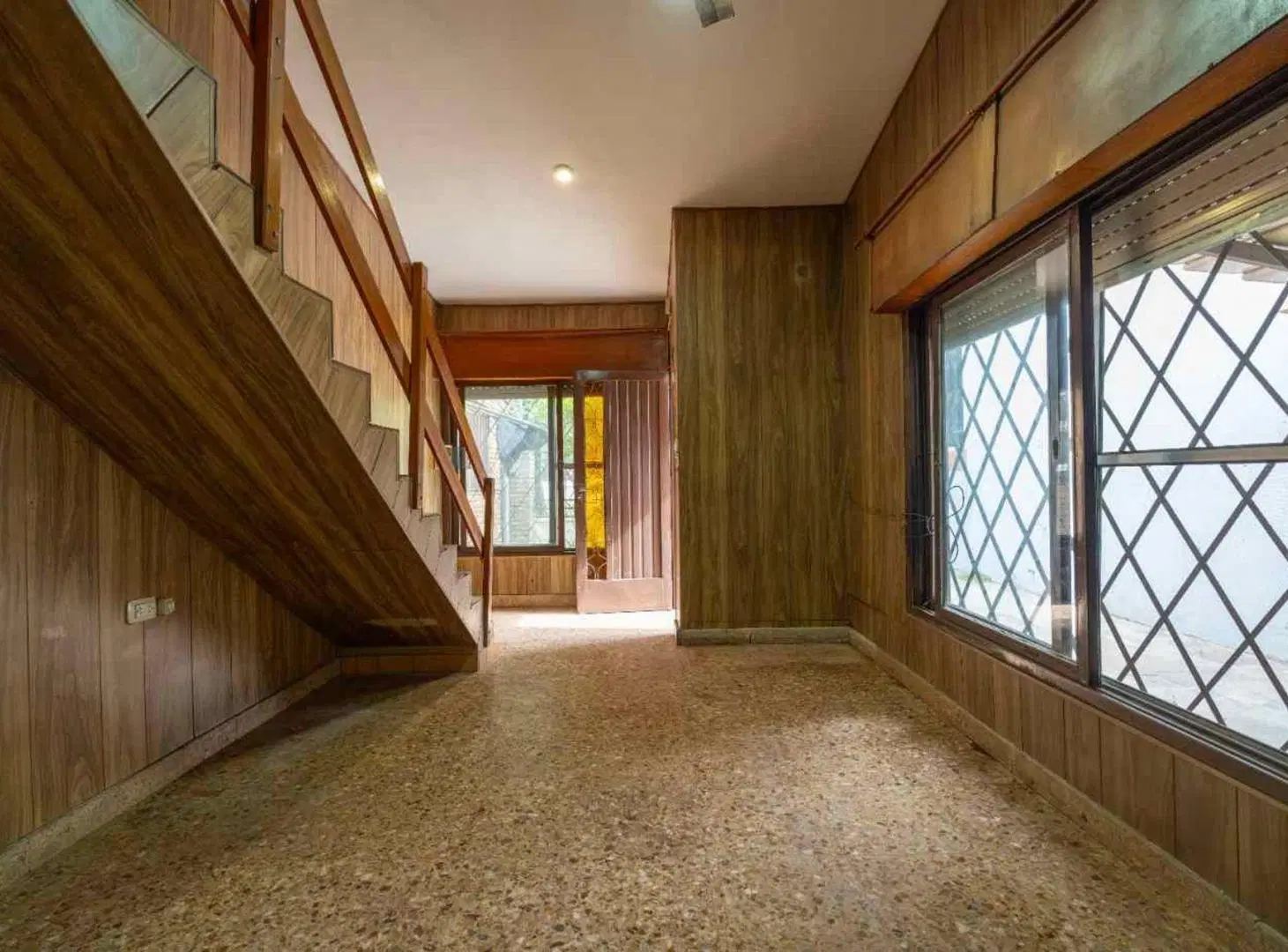 EN VENTA CASA MÁS LOCAL AL FRENTE EN FISHERTON 4