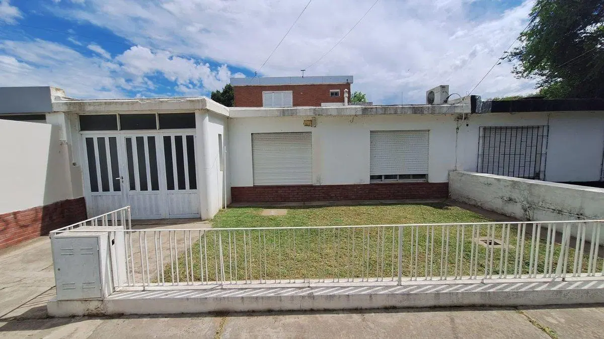 CASA EN VENTA 4 DORMITORIOS EN VILLA CONSTITUCION 5