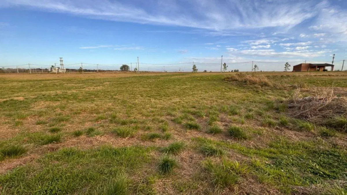 TERRENO CON CASA A TERMINAR  EN VENTA EN CARCARAES 2