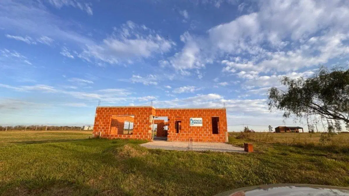 TERRENO CON CASA A TERMINAR  EN VENTA EN CARCARAES 3