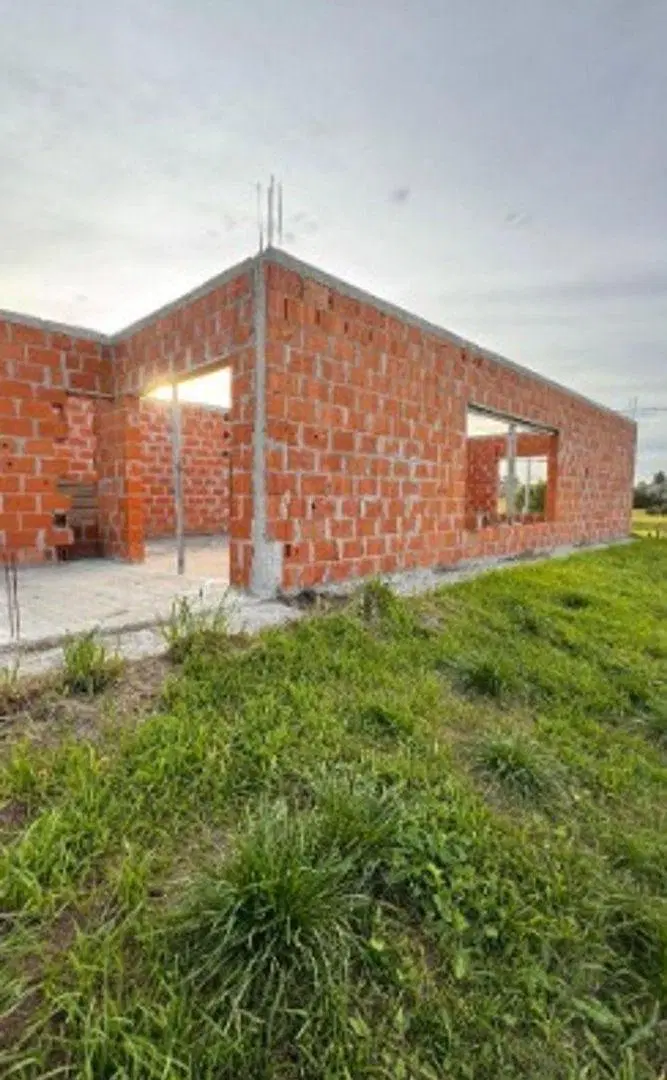 TERRENO CON CASA A TERMINAR  EN VENTA EN CARCARAES 4