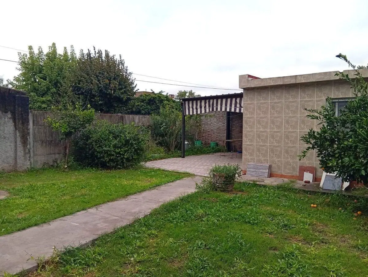 CASA EN VENTA FIHSERTON CON JARDIN 5 DORMITORIOS 3